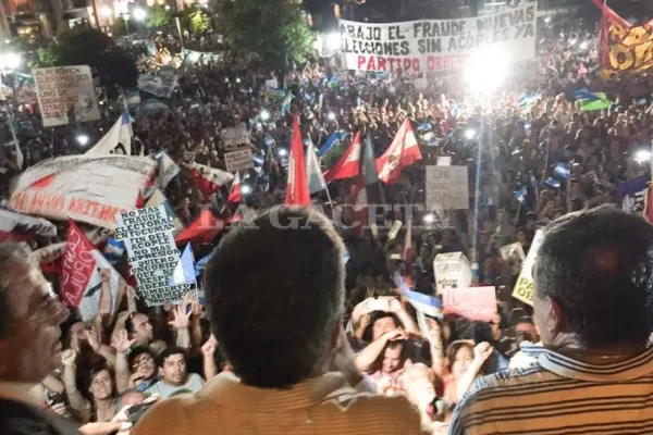 Miles de tucumanos protestaron junto a Cano en la plaza Independencia