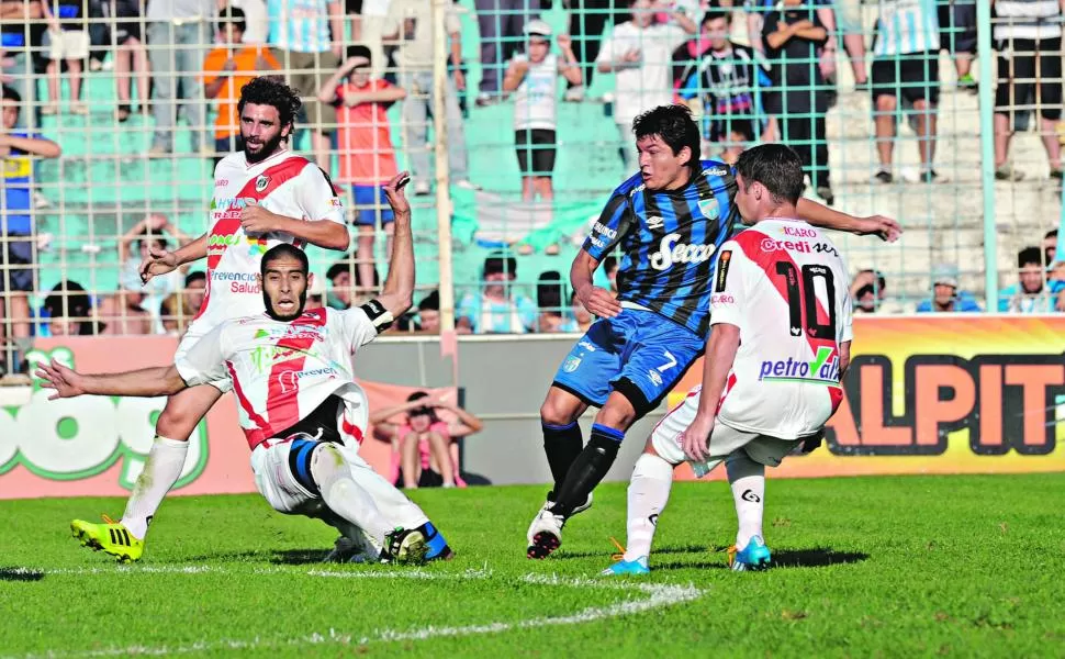 A ÉL LE FUNCIONA. “Pulguita” Rodríguez, que patea ante la barrida de Albarracín y la presencia de Zbrum (número 10), anotó cinco goles con la camiseta azul desde que la estrenaron ante Atlético Paraná.  la gaceta / foto de héctor peralta
