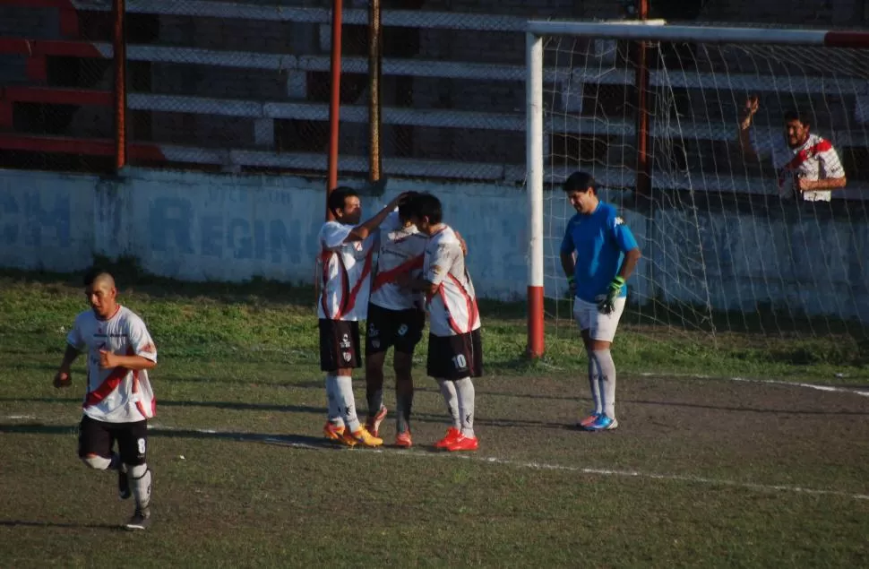 PURA ALEGRÍA. Carlos Romero que acaba de marcar el primer gol de Ñuñorco, recibe los saludos de sus compañeros.  la gaceta / foto de osvaldo ripoll