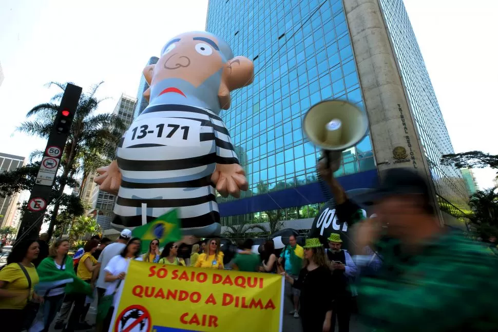 HASTA QUE DILMA CAIGA. En San Pablo, levantan un “inflable” con la figura de Lula preso. Prometen protestar hasta que Rousseff se vaya. reuters
