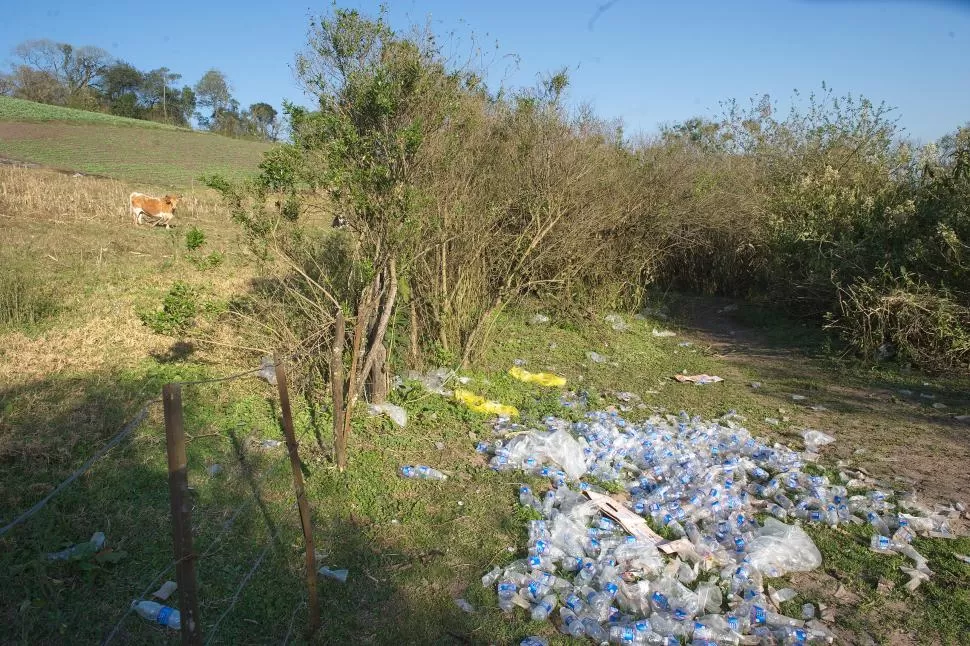 LO PEOR. Cerca de Raco, en un camino que conecta varias fincas sembradas, ha quedado una montaña de basura plástica que se está desparramando. la gaceta / fotos de juan pablo sanchez noli