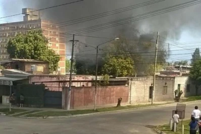 Una casa de madera se prendió fuego y murió calcinada una niña de tres años