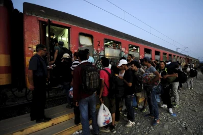 Austria recibe a trenes con miles de inmigrantes