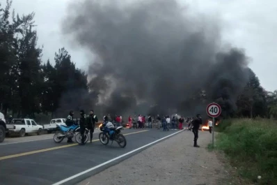 Cortan la ruta 304 en El Chañar por falta de agua