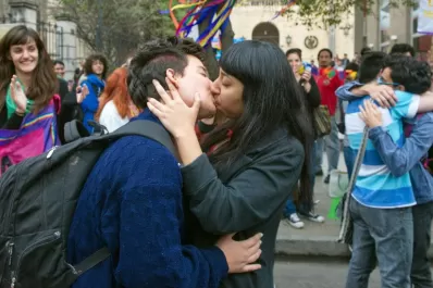 A los besos, repudiaron la homofobia frente a la Unsta