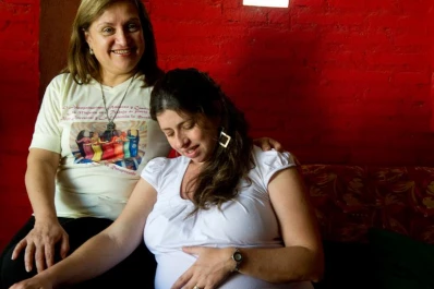 Resurge la partera, figura clave en la contención a la embarazada