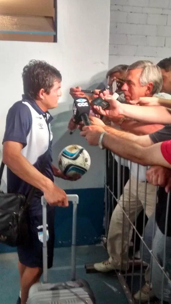 A CASA. Luis Rodríguez se llevó la pelota del partido, firmada por sus compañeros. prensa atlético tucumán