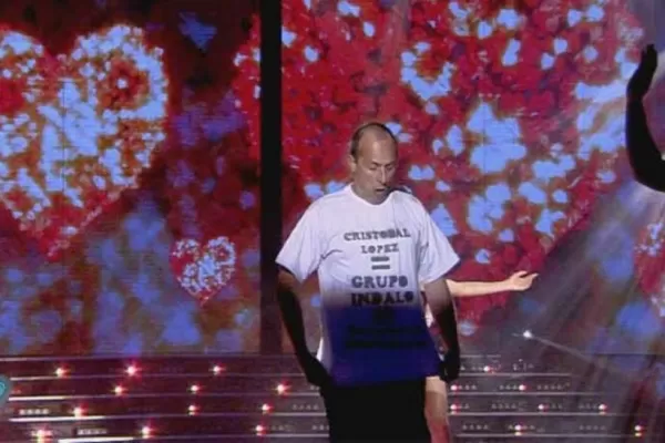 Un hombre con la remera de Cristóbal López se metió en la pista de Showmatch