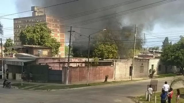 RÁPIDO Y LETAL. La humareda negra que salía de la vivienda, tomada por el fuego, fue divisada por todo el barrio. Imagen enviada a LA GACETA en whatsapp.