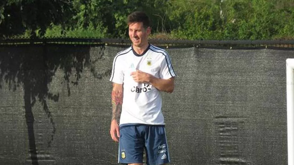 CHOCHO. Messi sonriente en el entrenamiento de la Selección. (@ARGENTINA)