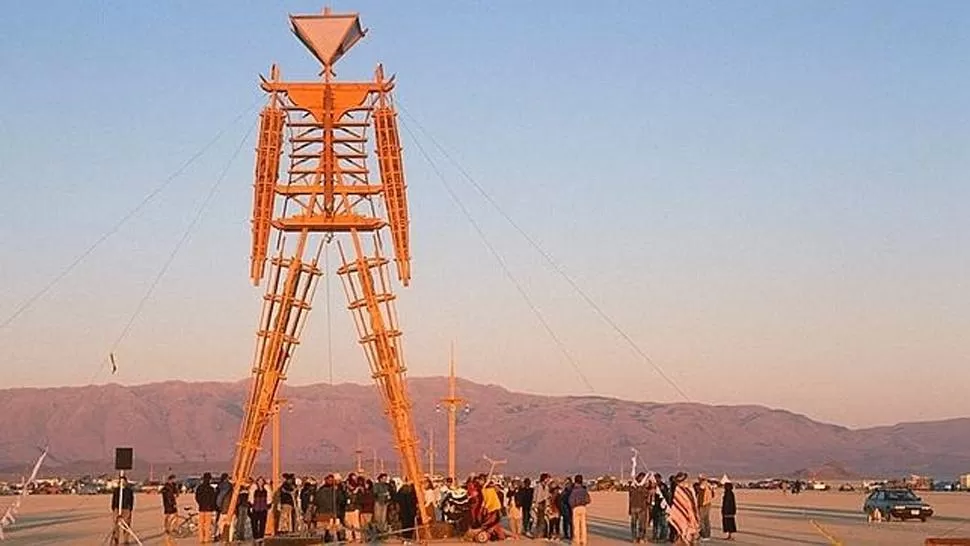 PROCEDIMIENTO. Montaje del Burning Man, cuya quema pone fin al festival. FOTO TOMADA DE ABC.ES