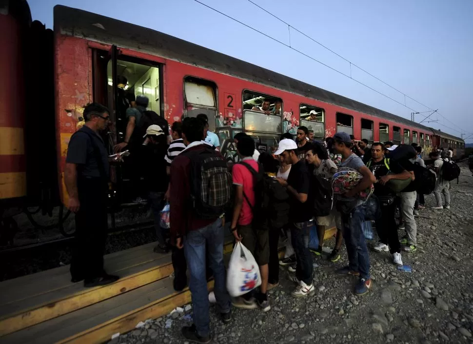 HACIA NUEVA VIDA. Inmigrantes, la mayoría sirios, abordan un tren en la frontera Macedonia-Serbia, con destino a los países del Norte de Europa. Reuters