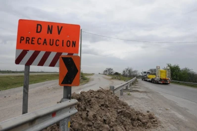El tránsito de la ruta invadió una calle de barrio