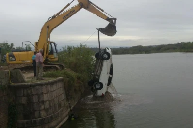 Arrojaron un auto en marcha al dique de La Aguadita