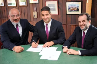 El plantel de Los Pumas llegó a Leicester y “Legui” puso la firma