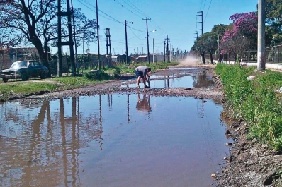 Lagunas peligrosas en dos calles de Alderetes