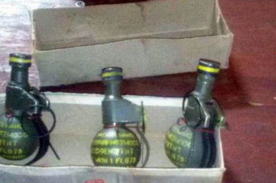 Levantó una caja de la calle, la llevó a su casa y encontró tres granadas de guerra