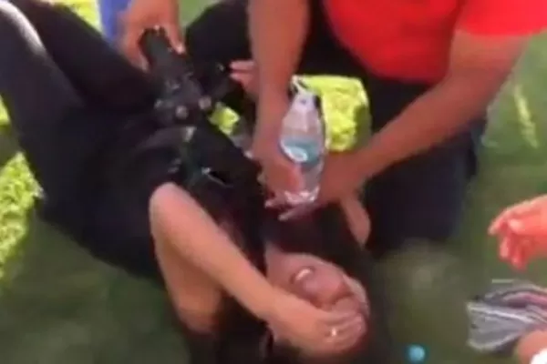 En pleno partido, una periodista fue golpeada y terminó pidiendo auxilio mientras lloraba en el piso