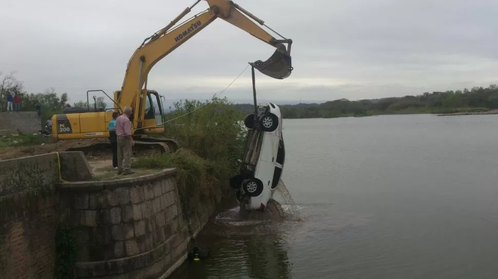 COLABORACIÓN. Una empresa que trabaja en la zona prestó la maquinaria que permitió sacar el auto del lecho del río Salí ayer a la mañana. gentileza policía de tucumán