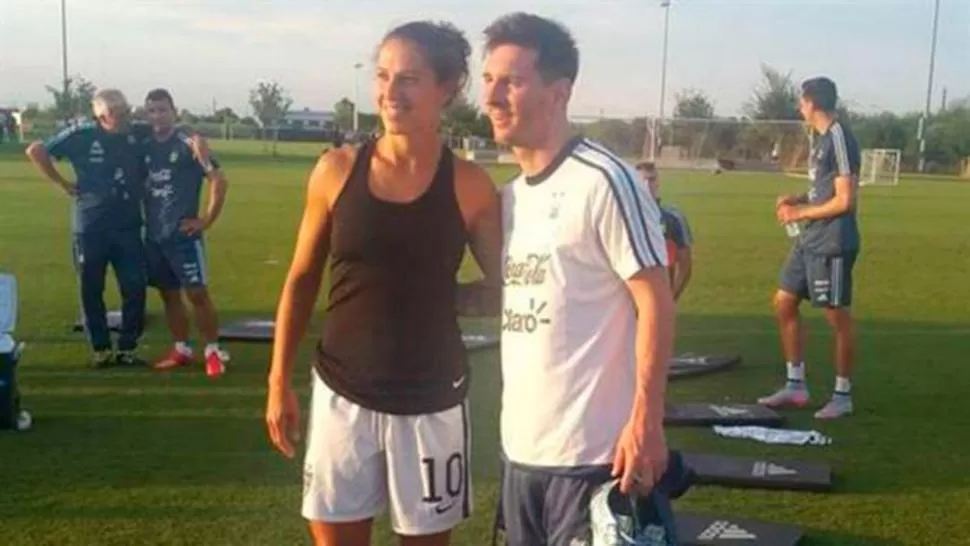 UN SUEÑO. Carli Lloyd se dio el gusto y se sacó una foto con Messi.
FOTO TOMADA DE www.dailymail.co.uk