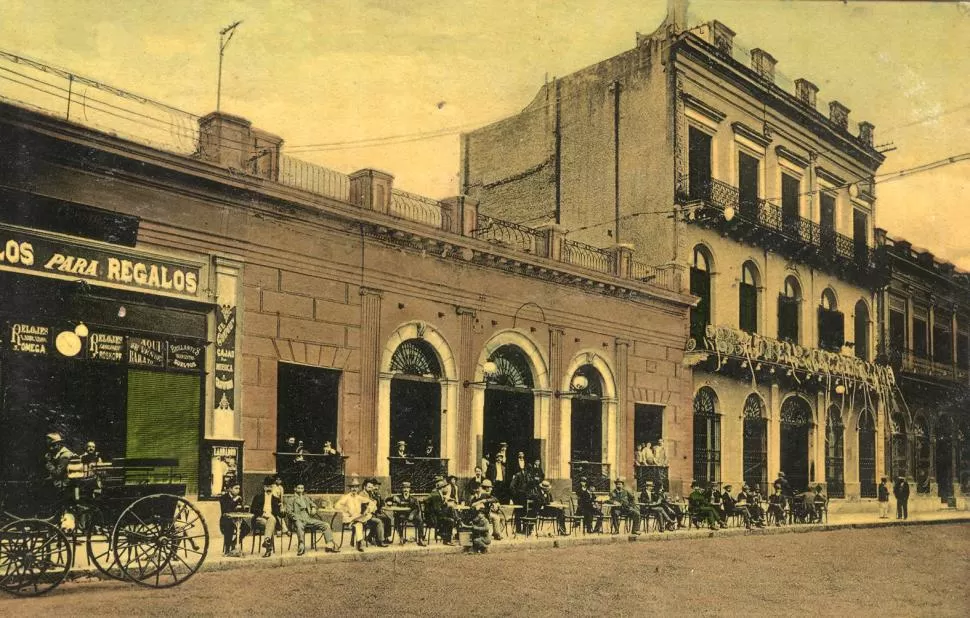 SAN MARTÍN AL 400. En esta foto de los años 1910, se puede apreciar la gran cantidad de parroquianos que utilizaban las mesas en la acera, en esa cuadra de Tucumán. LA GACETA / ARCHIVO
