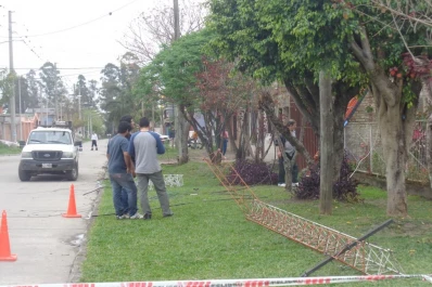 Cayó una torre de radio en Concepción