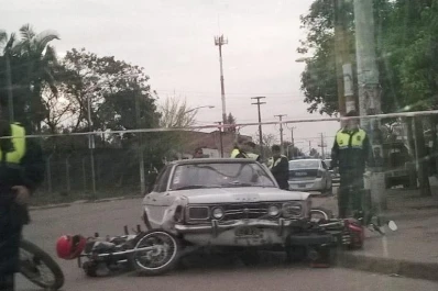 Un automovilista chocó a dos presuntos motoarrebatadores que huían