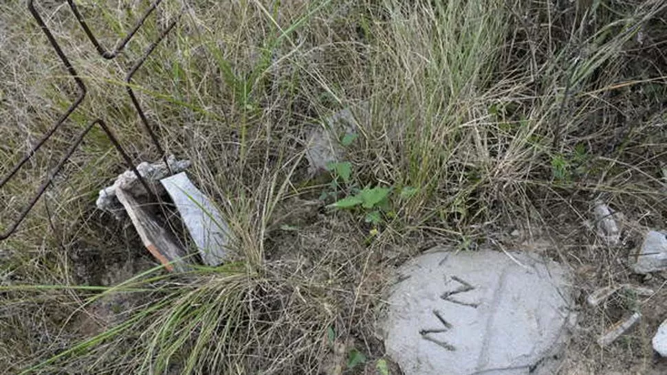 TUMBA SIN NOMBRE. En el cementerio de Gramilla, una piedra marca el lugar donde descansa alguien enterrado como NN. FOTO DE ELLIBERAL.COM.AR 