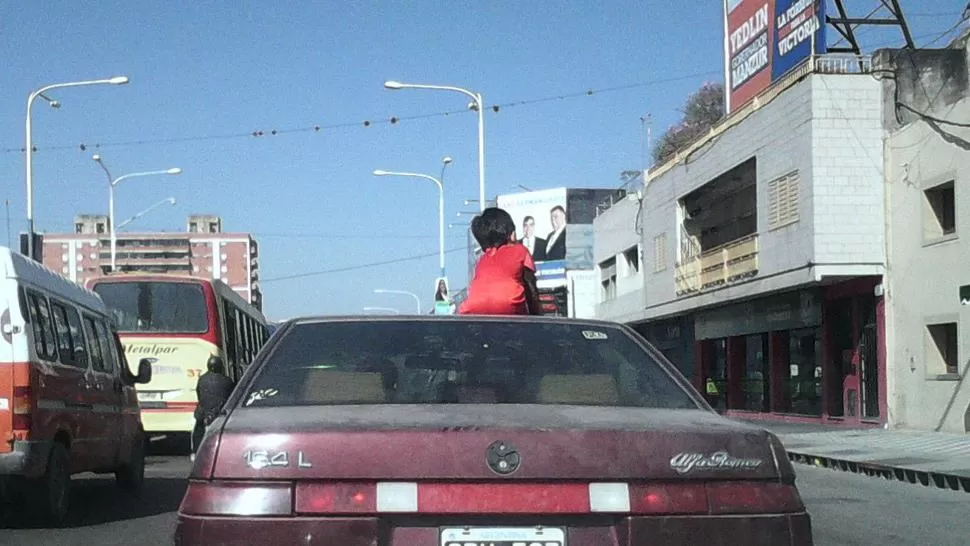 Llevó a un nene sentado en el techo del auto