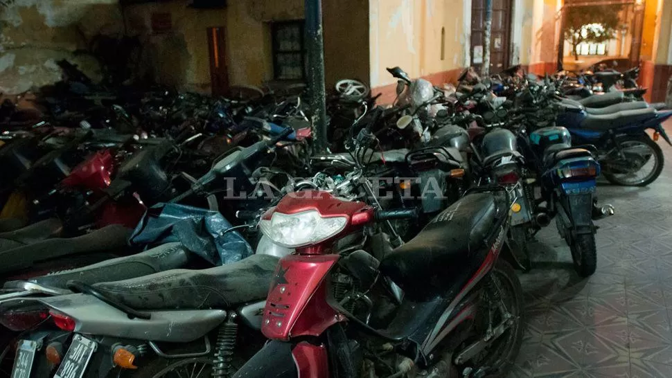 BARRIO SUR. En la Seccional 2° secuestran unas 300 motos por mes; la comisaría está abarrotada de vehículos.  la gaceta / fotos de ines quinteros orio
