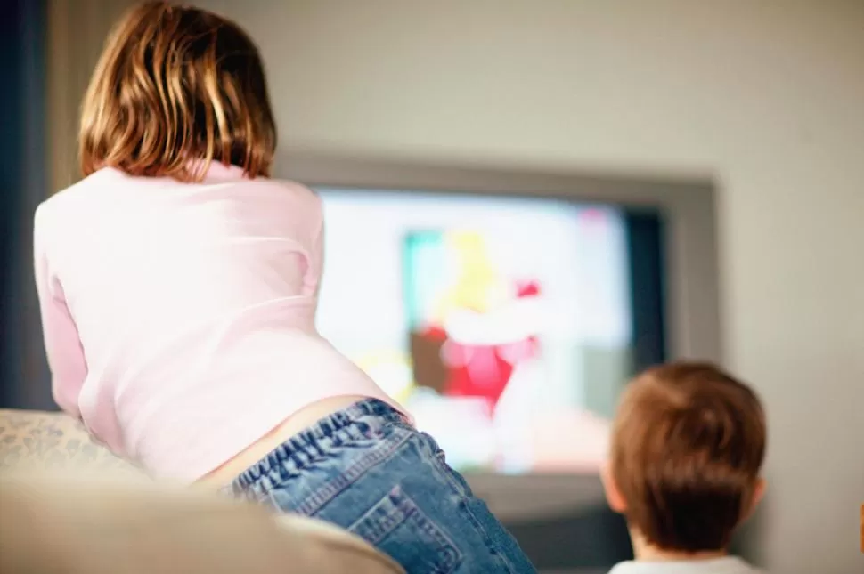 ABSORBIDOS. Los chicos que pasan largas horas frente al televisor son los que tienen mayores chances de verse influidos por la publicidad de alimentos. IMAGESOURCE.COM