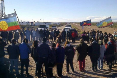 Un bloqueo mapuche en Neuquén detiene la actividad en los pozos de YPF