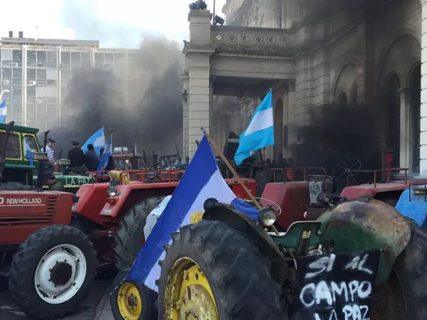 TENSIÓN EN PARANÁ. Los productores rodearon con tractores la sede del Poder Ejecutivo entrerriano. dyn
