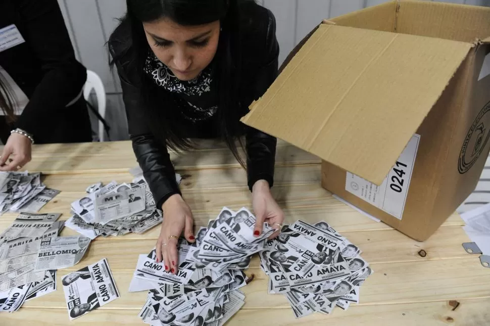 DÉCIMO DÍA. Pese a las denuncias de la oposición, la Junta Electoral avanza con el escrutinio definitivo de las urnas. la gaceta / foto de florencia zurita