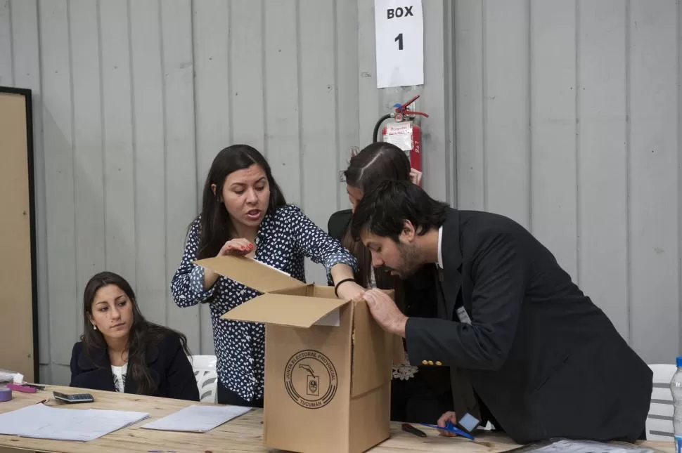 CONTEO. Empleados analizan una urna en la sede de la JEP. Según Gandur, se abre cerca de la mitad de las cajas. la gaceta / foto de florencia zurita