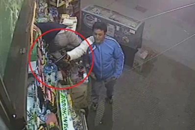 A punta de pistola roban en un quiosco y quedan filmados