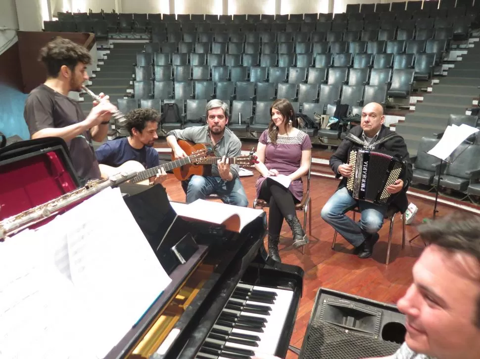 LOCALES. El ensamble anfitrión reúne músicos del NOA, NEA y Buenos Aires. pren sa teatro alberdi