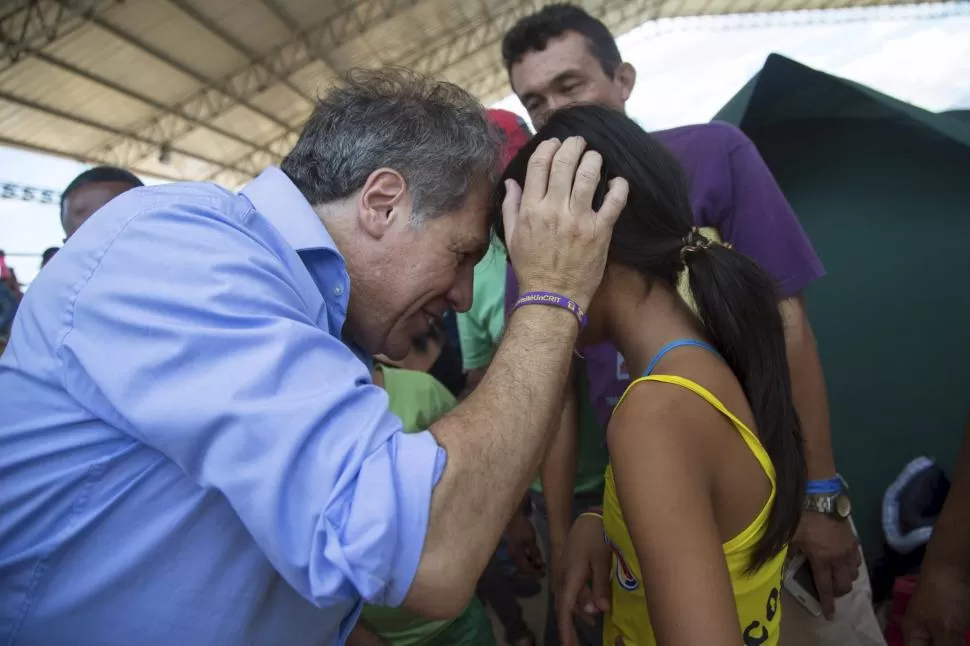 CÚCUTA. Almagro, jefe de la OEA, escucha a una chica colombiana. reuters
