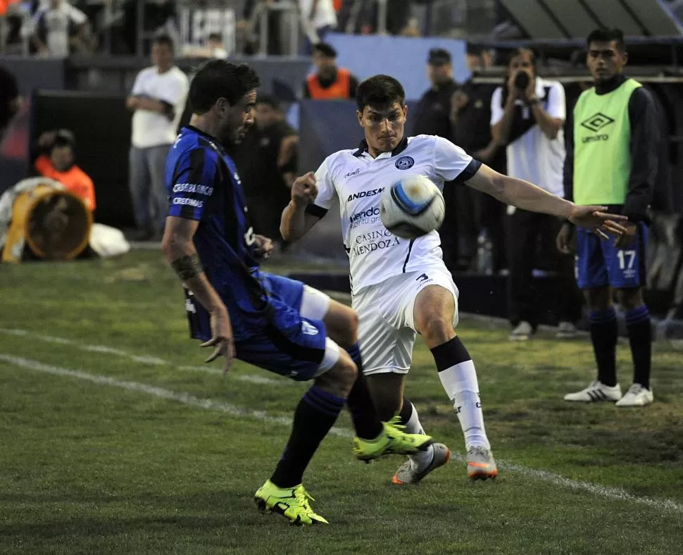 ENDEMONIADO. Molina disputa la pelota ante Parisi sobre la raya; el “Mago” mostró varios momentos de gran fútbol. TÉLAM