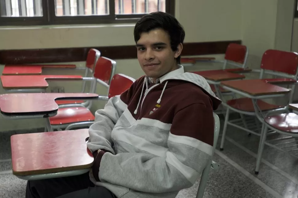 SONRISAS Y POCAS PALABRAS. Diego Vargas Lozano, quien viajará a Bariloche a principios de octubre, posa en una de las aulas de su colegio. LA GACETA/ FOTOS DE ANALÍA JARAMILLO.