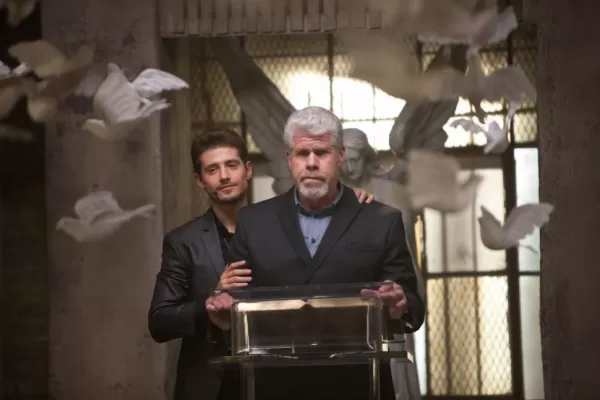 Ron Perlman mueve la verdadera mano de Dios