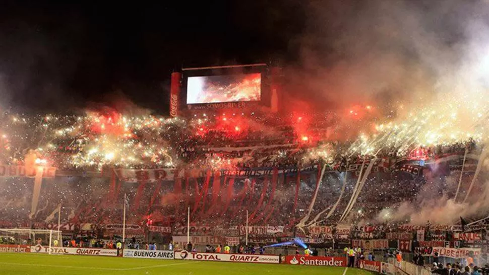 PIROTECNIA. River será sancionando por las bengalas que hubo en la final de la Libertadores. (ARCHIVO)