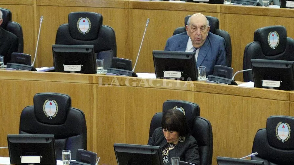 REFERENTES. Zurita (debajo) aguarda para hablar en el recinto. Alberto Herrera, también peronista, escucha el debate. la gaceta / foto de analía jaramillo