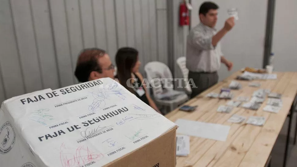 INTERVENCIÓN. Un gendarme retiró una cámara en la JEP, el 23 de agosto. 