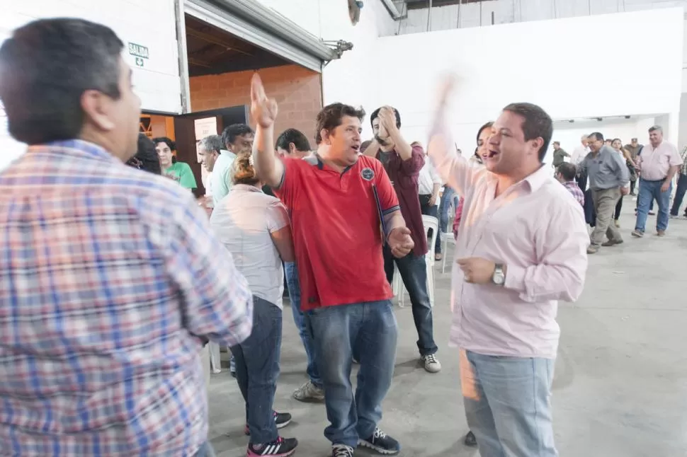 FESTEJOS. Dirigentes del MUP celebran la obtención de 600 votos en Alberdi. la gaceta / foto de inés quinteros orio