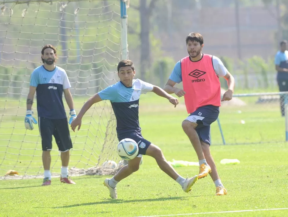 TODOS MOTIVADOS. Azconzábal mantiene al grupo conectado, desde el habitual titular al “decano” que no tuvo aún minutos en cancha a lo largo del torneo. la gaceta / foto de héctor peralta 