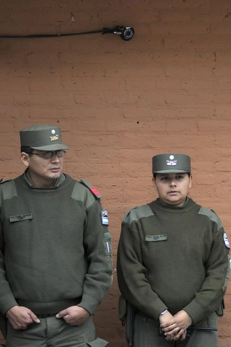 DOS CONTROLES. Gendarmes vigilan la Junta; sobre ellos hay una cámara. la gaceta / foto de analía jaramillo