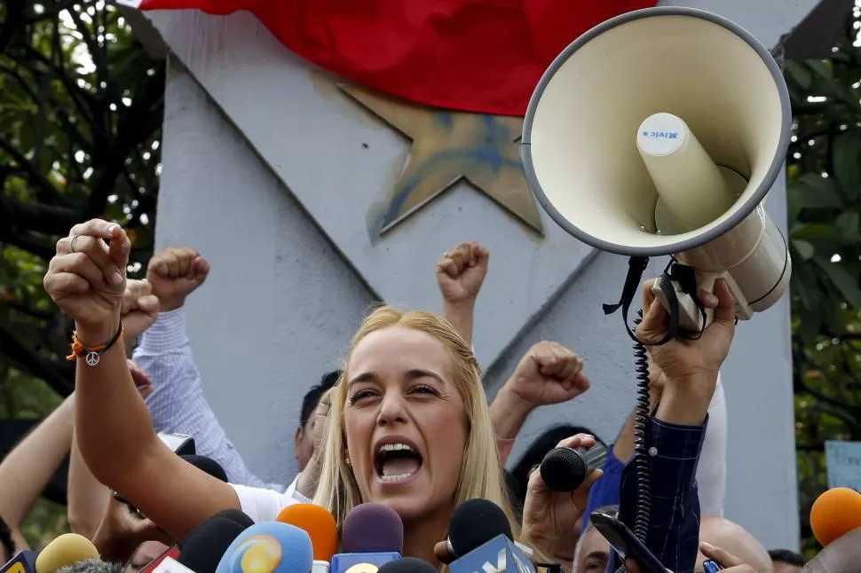 CARACAS. Lilian Tintori, esposa de Leopoldo Chávez, encabeza una protesta. reuters