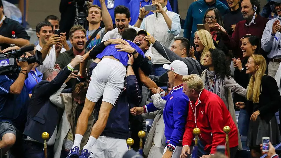FESTEJO ENLOQUECIDO. Así celebró Djokovic otro título de Grand Slam.
FOTO DE REUTERS