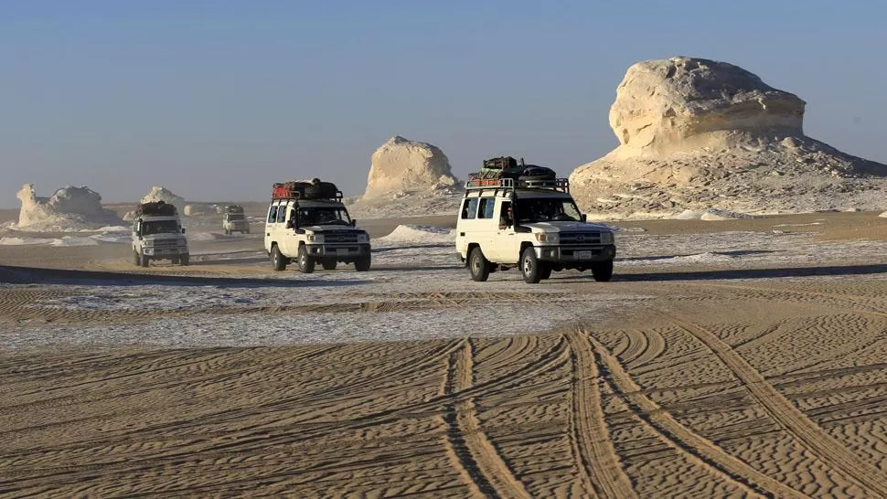 ZONA TRANSITADA. El desierto de Bahariya, al sudoeste de El Cairo, es muy visitado por turistas. REUTERS